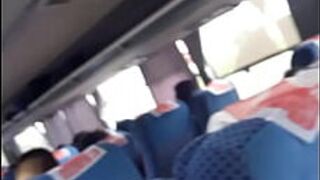 Дрочит в автобусе - порно видео