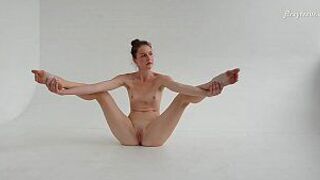 Одетая гибкая брюнетка Алла Синичка - порно видео