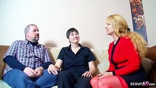Настоящая немецкая пара уговорила на секс втроем со зрелой женщиной перед камерой - порно видео