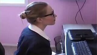 Разве я не выгляжу взрослой в одежде моей мачехи? - порно видео