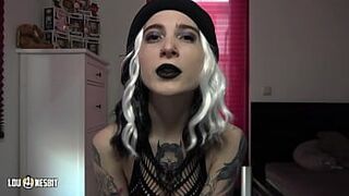 Используется как шлюха-мужчина на парковке для геев (на немецком языке) Лу Несбит, Лия Луиза - порно видео